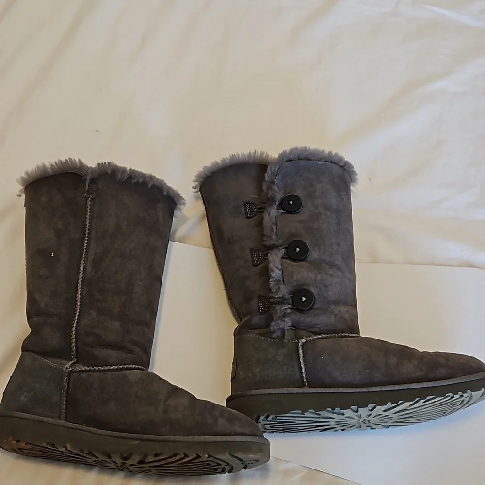 Grey Ugg Boots Bailey Button Triplet II Size 6